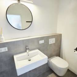 Moderner Ferienwohnungs-Badezimmer in Bad Wiessee mit stylischer Ausstattung. Buchen Sie jetzt Ihren Aufenthalt bei stayFritz.