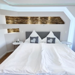 Gemütliche Ferienwohnung in Bad Wiessee, moderne Einrichtung mit bequemem Bett & stilvollen Details. Ideal für Paare!