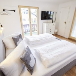 Gemütliches helles Studio mit großem Bett und Terrassenzugang in Bad Wiessee.