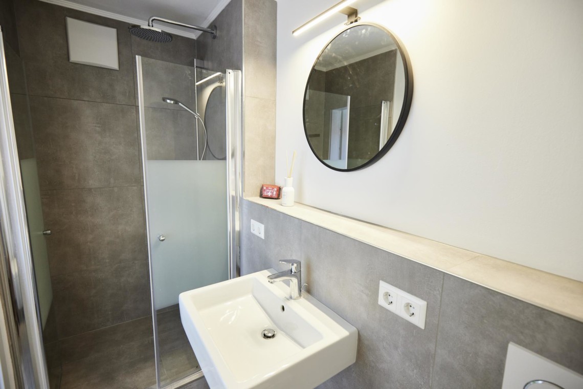 Moderne Ferienwohnung in Bad Wiessee mit stilvollem Badezimmer, ideal für Paare auf der Suche nach Erholung am See.