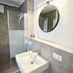 Moderne Ferienwohnung in Bad Wiessee mit stilvollem Badezimmer, ideal für Paare auf der Suche nach Erholung am See.