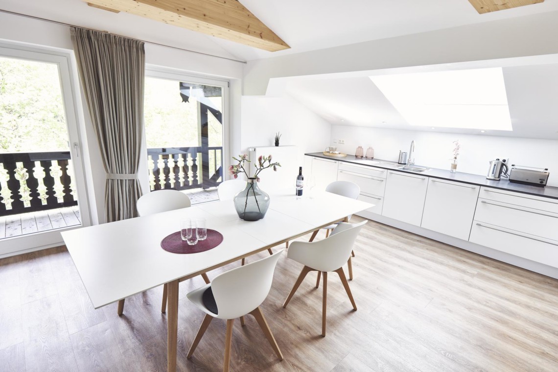 Helle, elegante Ferienwohnung in Bad Wiessee mit moderner Einrichtung, Balkon und voll ausgestatteter Küche.