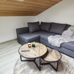 Gemütliches Penthouse in Bad Wiessee mit stilvollem Interieur und Holzbalken – perfekt für Ihren Erholungsurlaub.