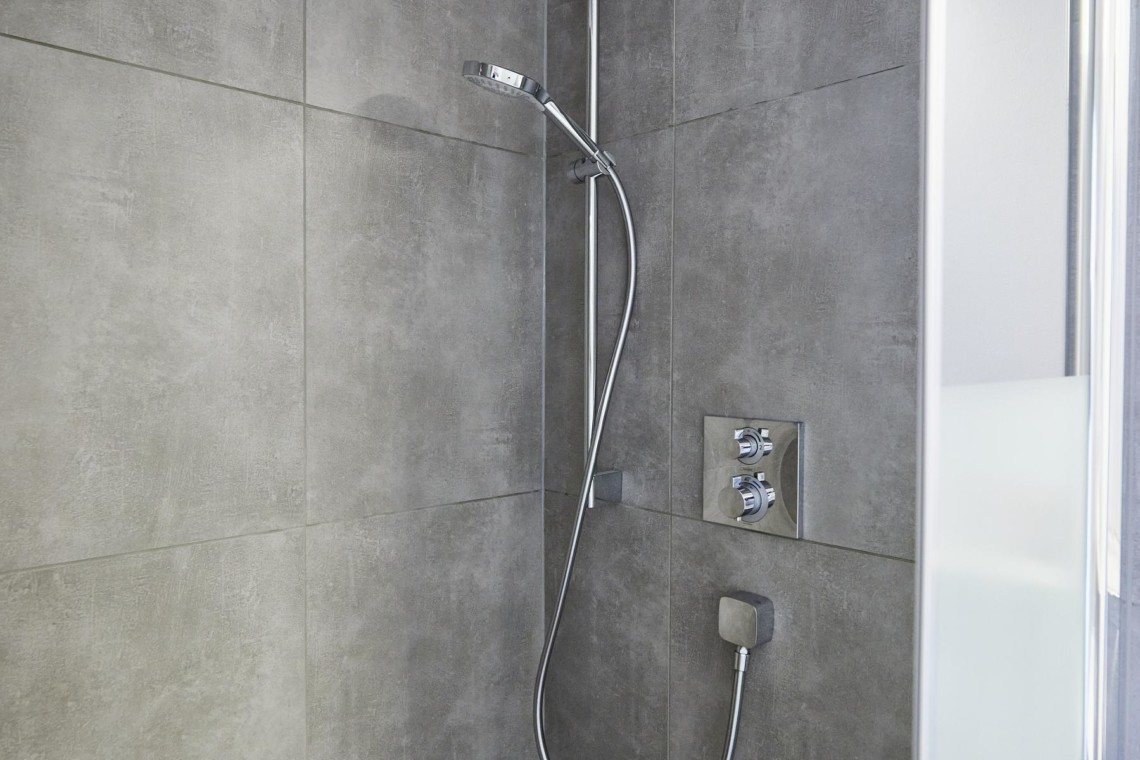 Moderne FeWo-Dusche in Bad Wiessee mit stilvollem Design und Komfort für Ihren entspannten Urlaub.