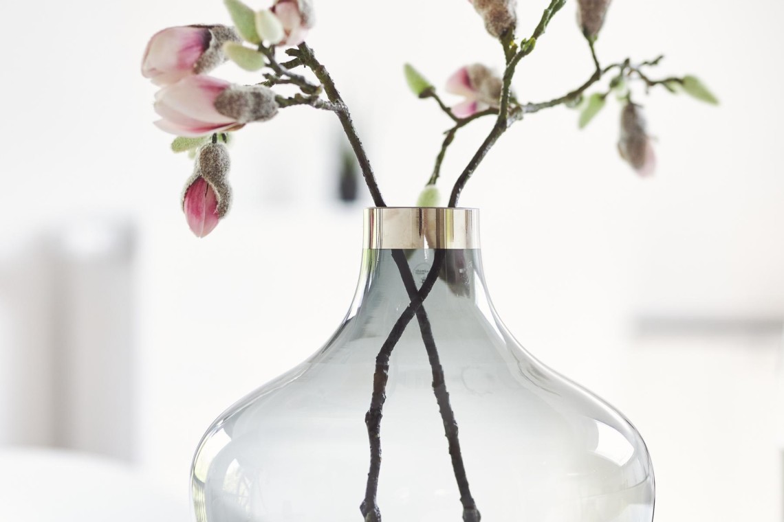 Elegante Dekoration in Bad Wiesseer Luxus-Penthouse: stilvolle Blumenvase, ideal für entspannte Auszeit.