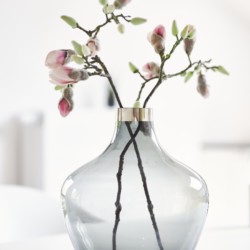 Elegante Dekoration in Bad Wiesseer Luxus-Penthouse: stilvolle Blumenvase, ideal für entspannte Auszeit.