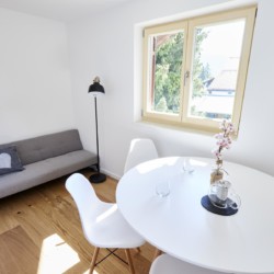 Helles Apartment in Bad Wiessee mit modernem Interieur, ideal für Paare, nahe Tegernsee. Buchen Sie Ihr Urlaubserlebnis bei stayFritz.