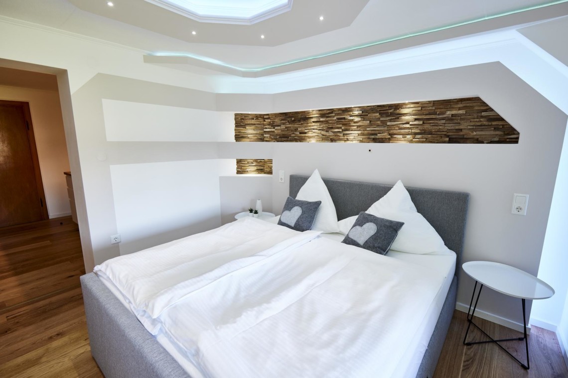 Gemütliches Schlafzimmer in Ferienwohnung "Auszeit für 2" am Tegernsee, ideal für Urlaub in Bad Wiessee.