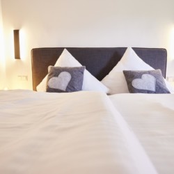 Gemütliches Schlafzimmer in einer Ferienwohnung in Bad Wiessee mit liebevollen Details und modernem Design.