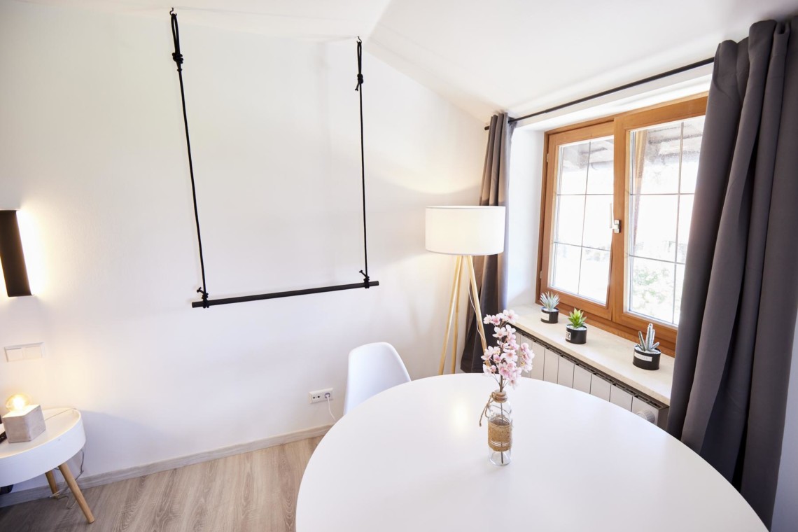 Helles Zimmer in Bad Wiessee, modern, mit Seeblick, ideal für Paare.