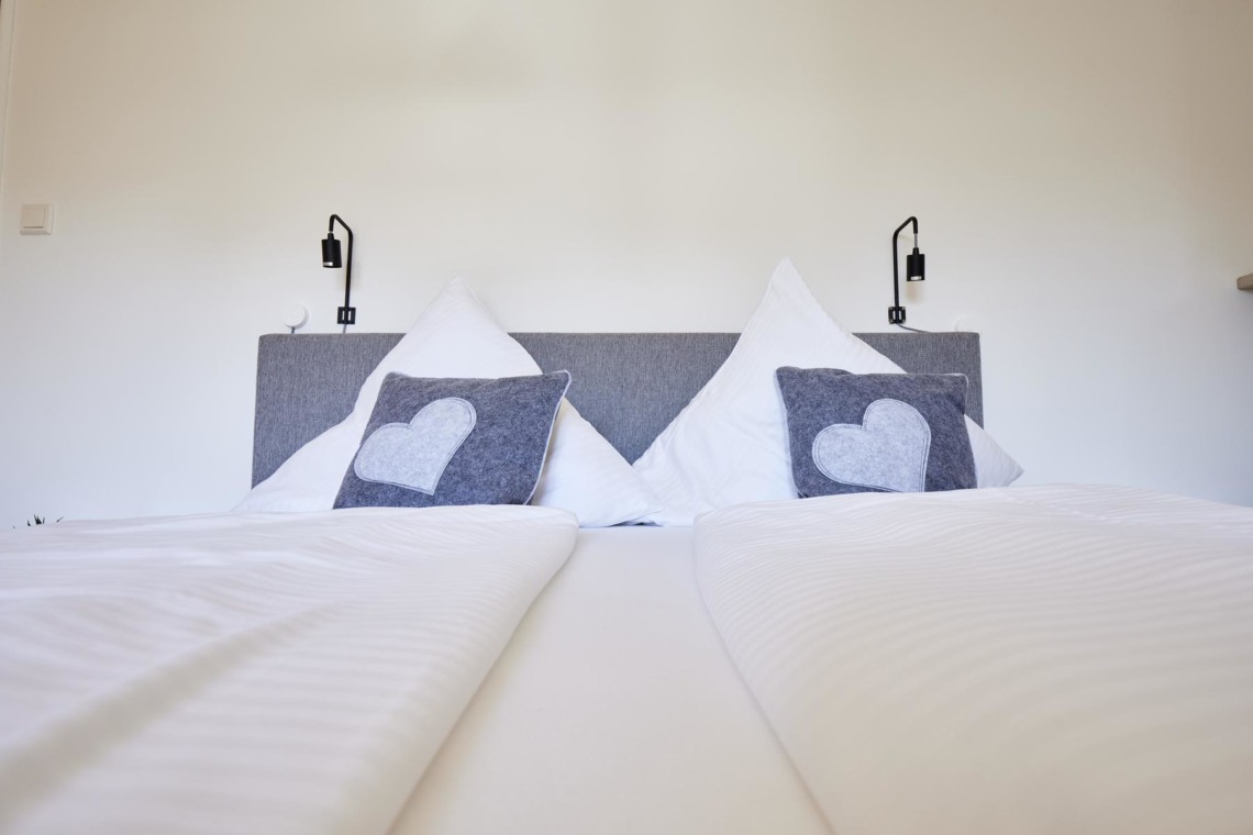 Gemütliches Schlafzimmer in FeWo für 2 am Tegernsee, ideal für Urlaub in Bad Wiessee. Buchen auf stayfritz.com.