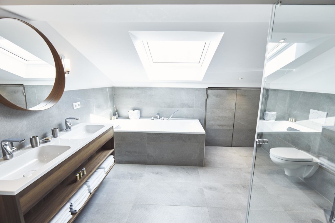 Modernes Bad im Luxus-Penthouse, Bad Wiessee: Elegantes Design, helle Räumlichkeit, für eine komfortable Auszeit.