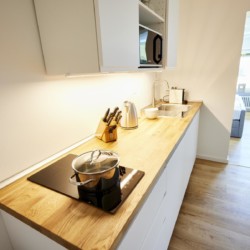 Moderne Küchenzeile in heller Ferienwohnung am Tegernsee. Komfort & Stil in Bad Wiessee. Ideal für Paare. Buchen Sie jetzt Ihre Auszeit!