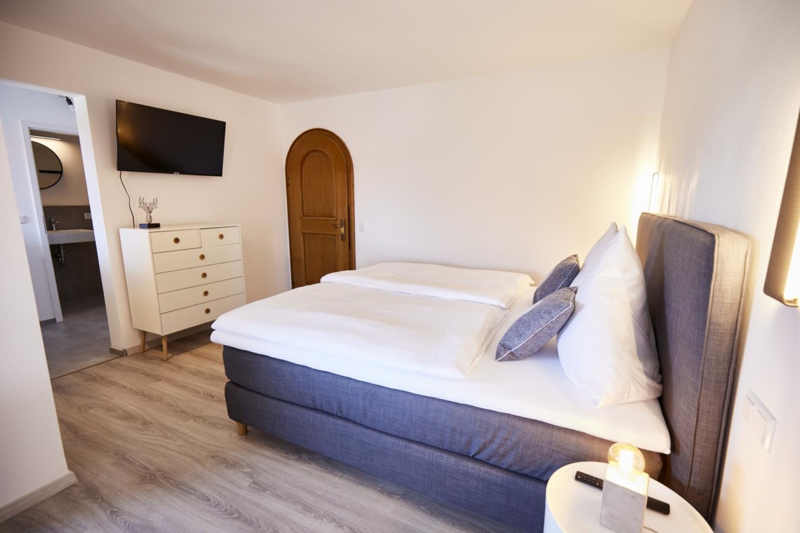 Gemütliche FeWo in Bad Wiessee mit komfortablem Doppelbett und moderner Einrichtung.