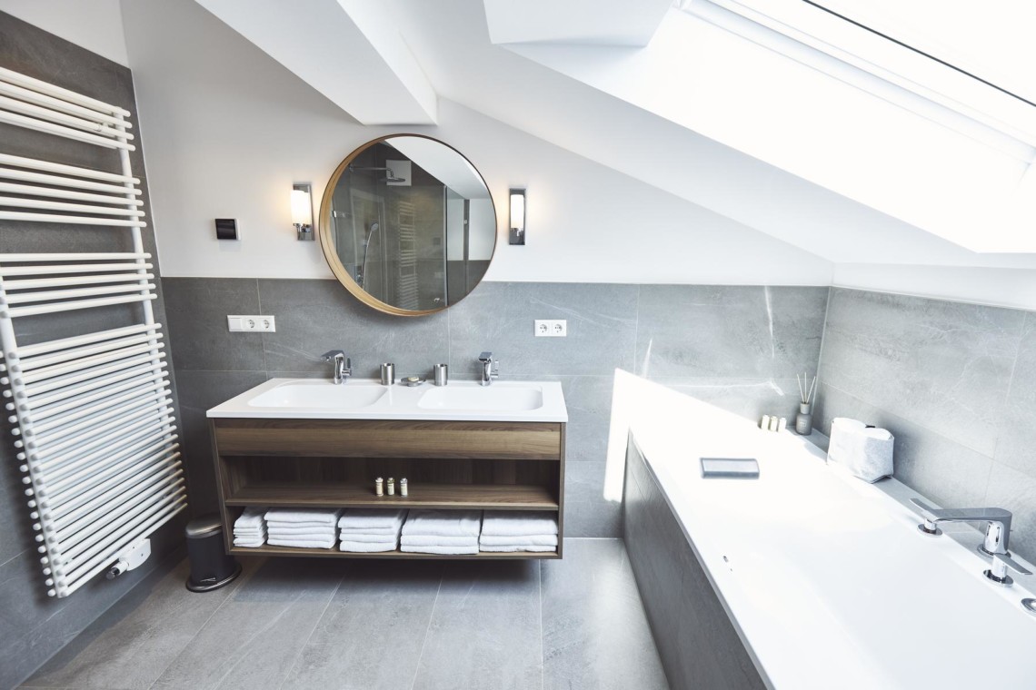 Elegantes Badezimmer im Luxus Alpine Penthouse Bad Wiessee – moderne Einrichtung, helles Design für Ihren Komfort.