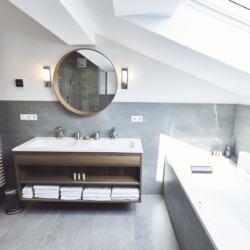 Elegantes Badezimmer im Luxus Alpine Penthouse Bad Wiessee – moderne Einrichtung, helles Design für Ihren Komfort.