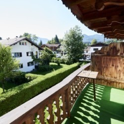 Gemütlicher Balkon mit Bergblick in FeWo am Tegernsee, ideal für Paare, grüne Oase in Bad Wiessee.