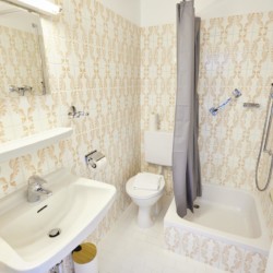 Helle Badewanne & WC in Ferienwohnung "Auszeit für 2" am Tegernsee, ideal für entspannten Urlaub in Bad Wiessee.