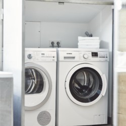 Moderne Ferienwohnung in Bad Wiessee mit voll ausgestatteter Waschküche, inklusive Waschmaschine und Trockner.