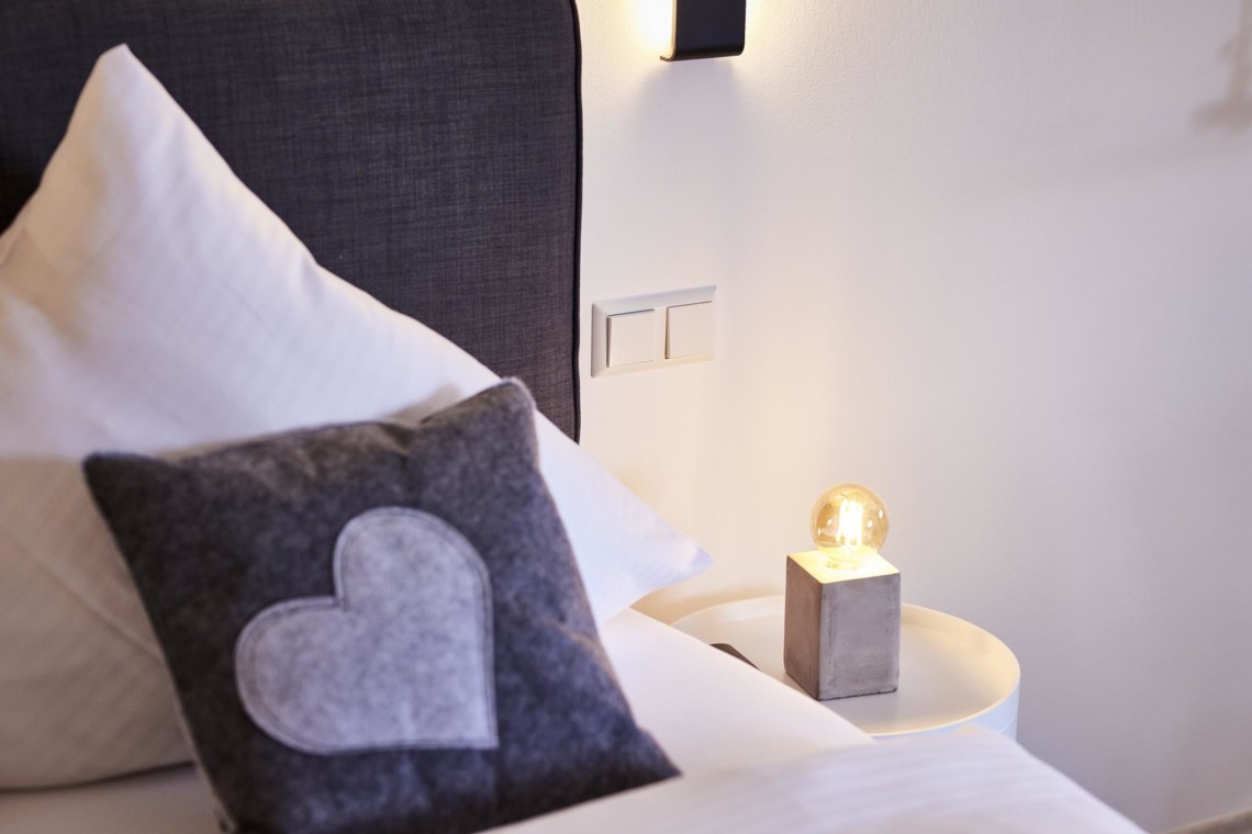 Gemütliches Schlafzimmer in Bad Wiesseer FeWo, ideal für Paare.