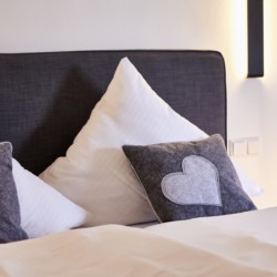 Gemütliches Doppelbett in stilvollem Zimmer in Bad Wiessee, perfekt für Paare auf Erholungsreise. #Ferienwohnung #Seeblick