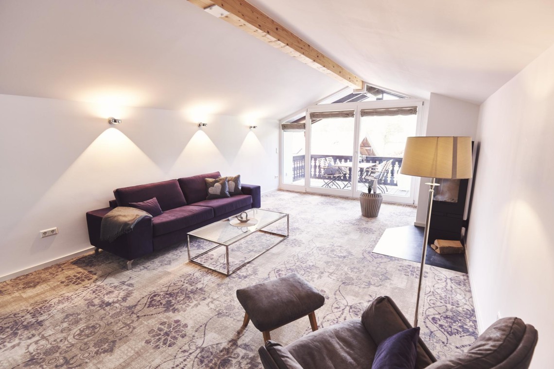 Gemütliches Penthouse in Bad Wiessee mit elegantem Interieur und Balkon. Ideal für Erholung und alpinen Flair.