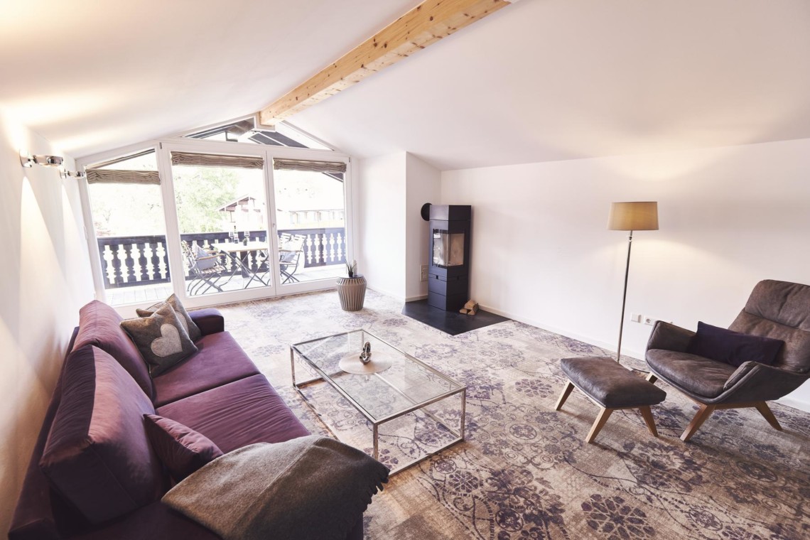 Gemütliches Alpine Penthouse in Bad Wiessee mit stilvollem Wohnzimmer und Terrasse. Buchen Sie Ihren Traumurlaub auf stayfritz.com!