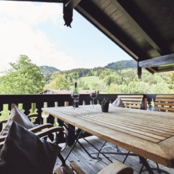 Gemütliches Balkon-Ambiente mit Bergblick in Bad Wiessee, ideal für Erholung und Naturgenuss.
