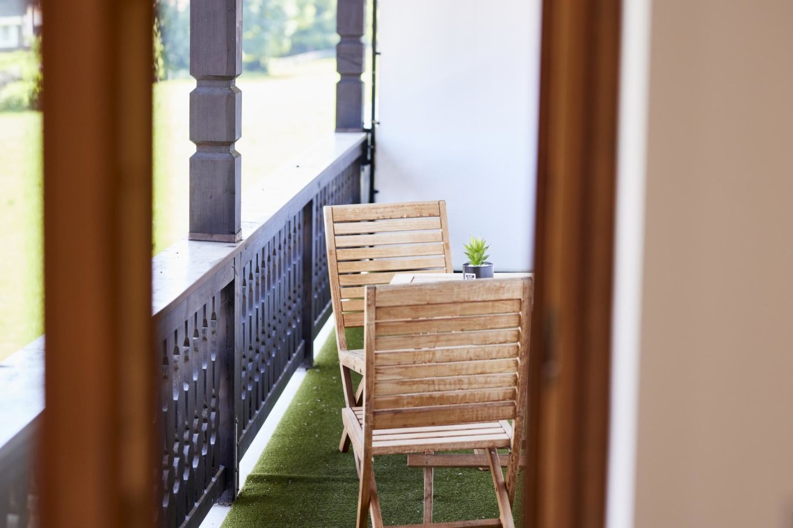 Gemütlicher Balkon mit Seeblick in einer stilvollen FeWo in Bad Wiessee – ideal für Erholung.