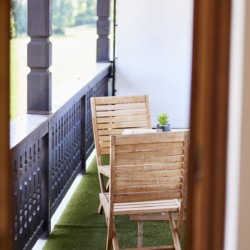 Gemütlicher Balkon mit Seeblick in einer stilvollen FeWo in Bad Wiessee – ideal für Erholung.