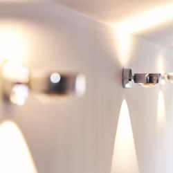 Modernes Penthouse in Bad Wiessee mit stilvoller Beleuchtung und elegantem Design für Ihren Traumurlaub.