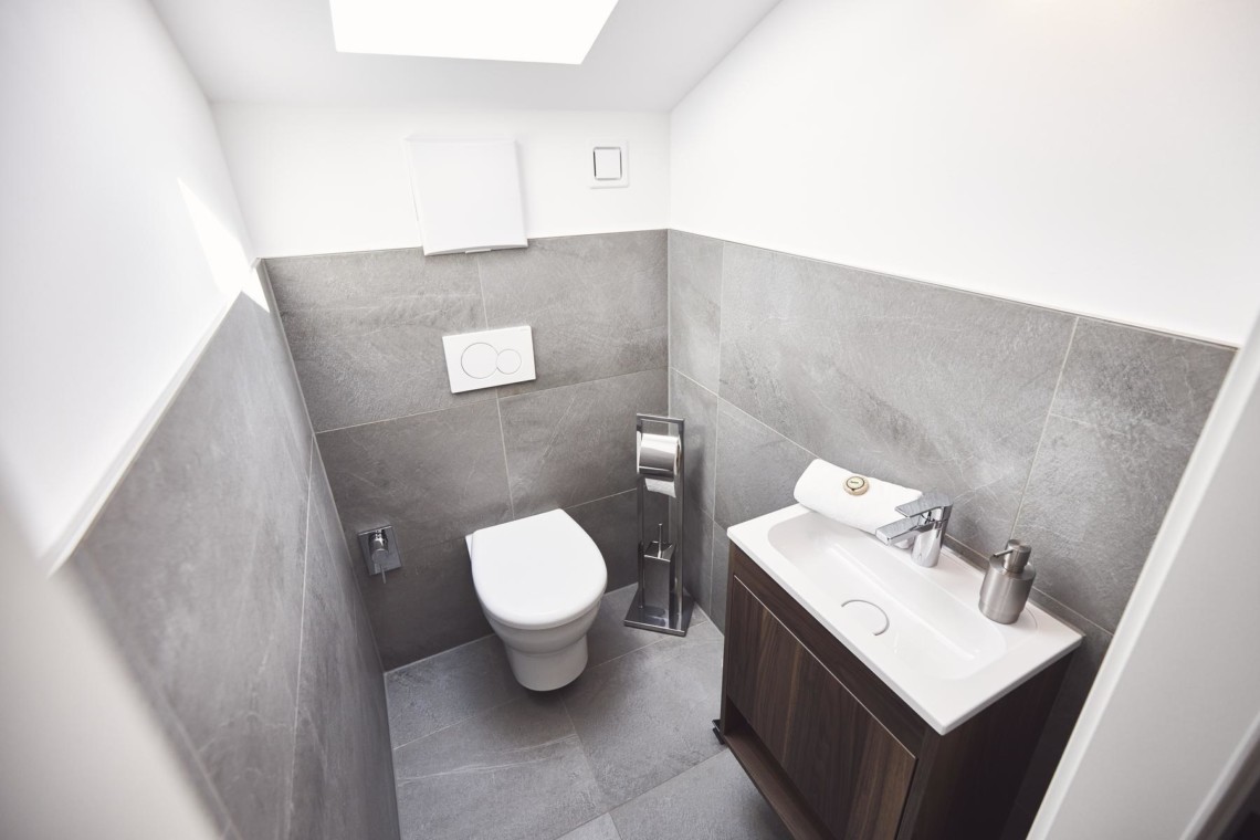 Moderner Badbereich im Luxus Alpine Penthouse, Bad Wiessee - Ideal für eine komfortable Auszeit.
