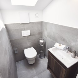 Moderner Badbereich im Luxus Alpine Penthouse, Bad Wiessee - Ideal für eine komfortable Auszeit.
