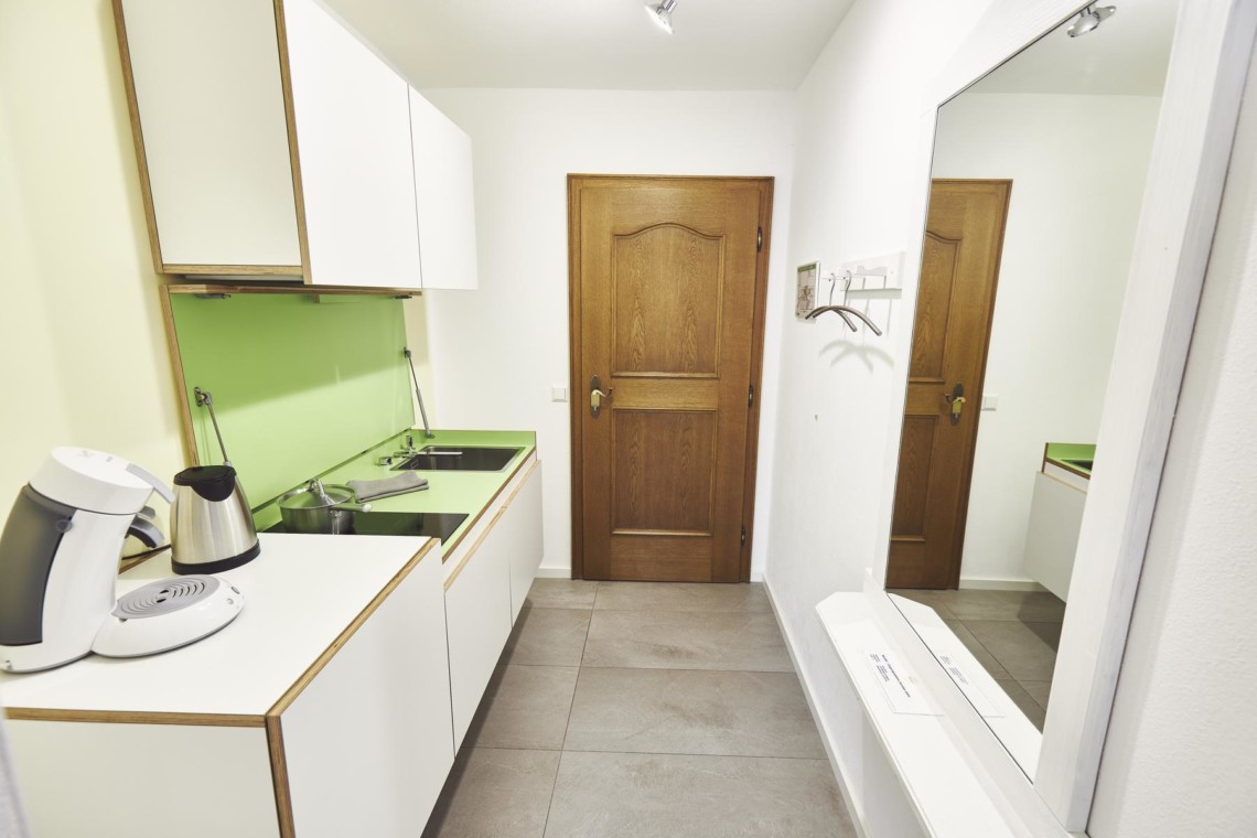 Moderne, helle Küchenzeile in Ferienwohnung in Bad Wiessee – ideal für Selbstversorger.
