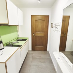 Moderne, helle Küchenzeile in Ferienwohnung in Bad Wiessee – ideal für Selbstversorger.