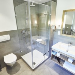 Modernes Bad in Ferienwohnung am Tegernsee: helle, elegante Ausstattung mit Dusche. Ideal für Ihren Komfortaufenthalt in Bad Wiessee.