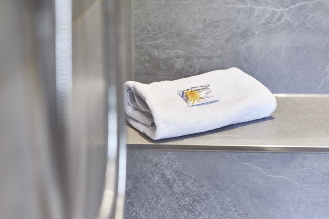 Gemütliches Badezimmerdetail in Ferienwohnung in Bad Wiessee, mit sauberem Handtuch und Ambiente.