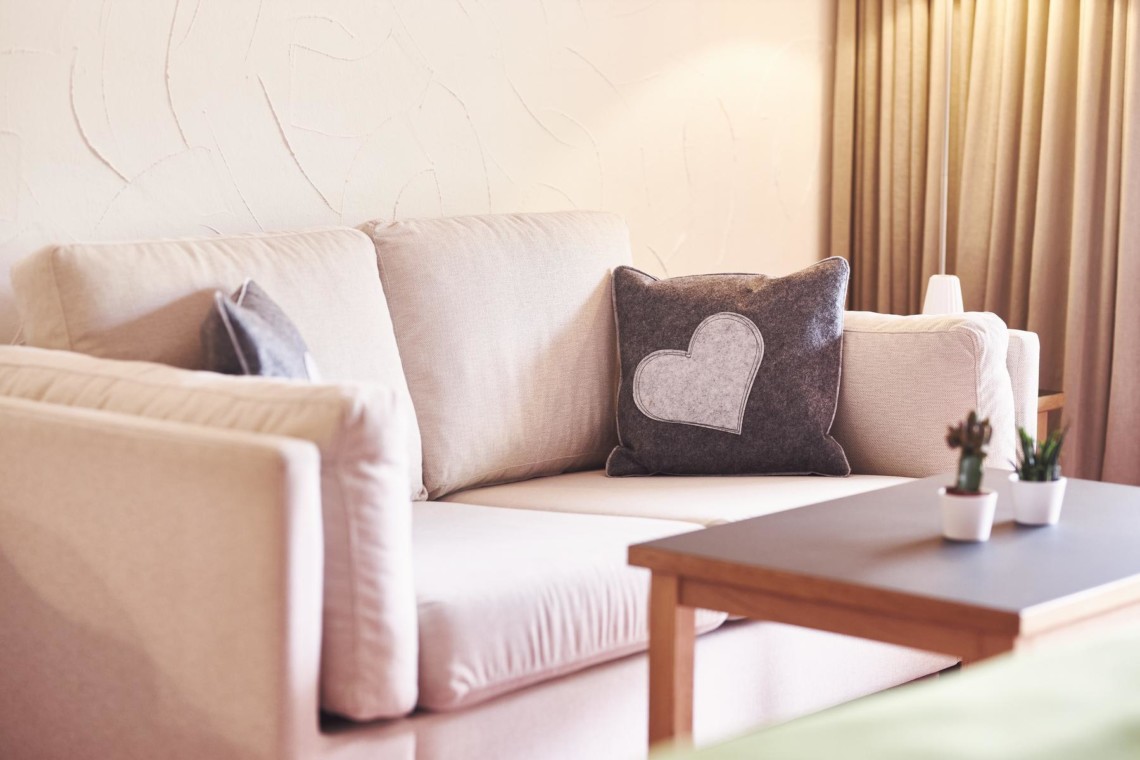 Gemütliche Couch in Ferienwohnung am Tegernsee, ideal für Entspannung und Arbeit.