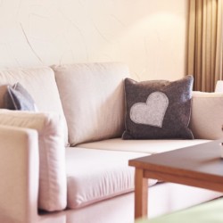 Gemütliche Couch in Ferienwohnung am Tegernsee, ideal für Entspannung und Arbeit.