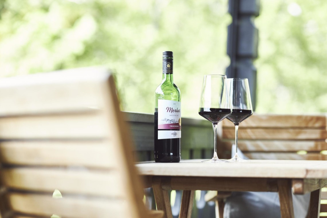 Gemütliches Balkon-Setting mit Weinflasche und Gläsern, ideal für Erholung in Bad Wiessee.