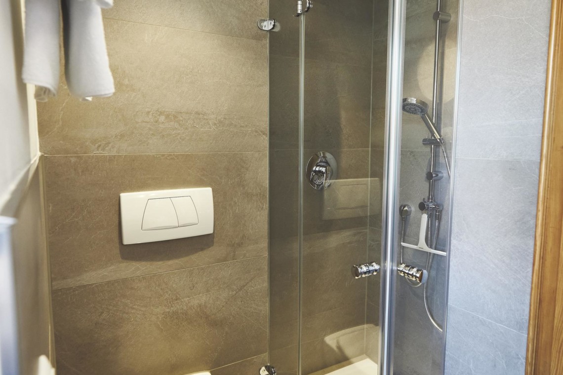 Moderner Badbereich in Ferienwohnung, Bad Wiessee. Sauber, stilvoll mit Dusche. Ideal für Erholung & Urlaub.