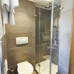 Moderner Badbereich in Ferienwohnung, Bad Wiessee. Sauber, stilvoll mit Dusche. Ideal für Erholung & Urlaub.