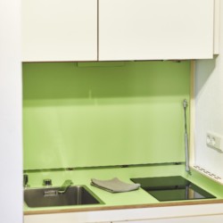 Moderne Küche in einem Studio Apartment in Bad Wiessee mit Seeblick – ideal für Ihren Urlaub!