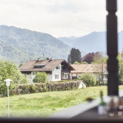 Idyllischer Seeblick in Bad Wiessee: Entspannen Sie in einem gemütlichen Studio-Apartment mit Bergpanorama.