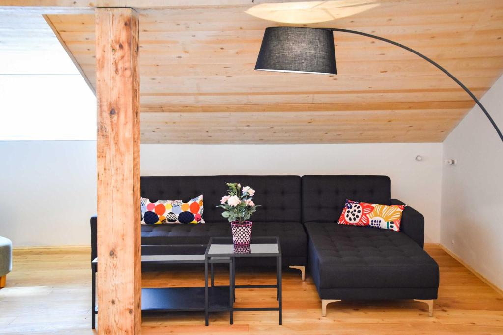 Gemütliche Ferienwohnung in Schliersee-Spitzingsee mit Holzdecken, stilvollen Sofas und charmantem Interieur. Ideal für Entspannung.