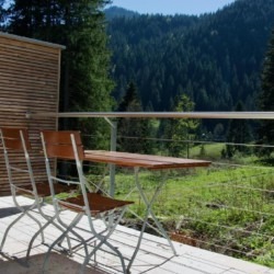 Gemütlicher Balkon mit Aussicht auf Berge, ideal für Urlaub in Schliersee-Spitzingsee.