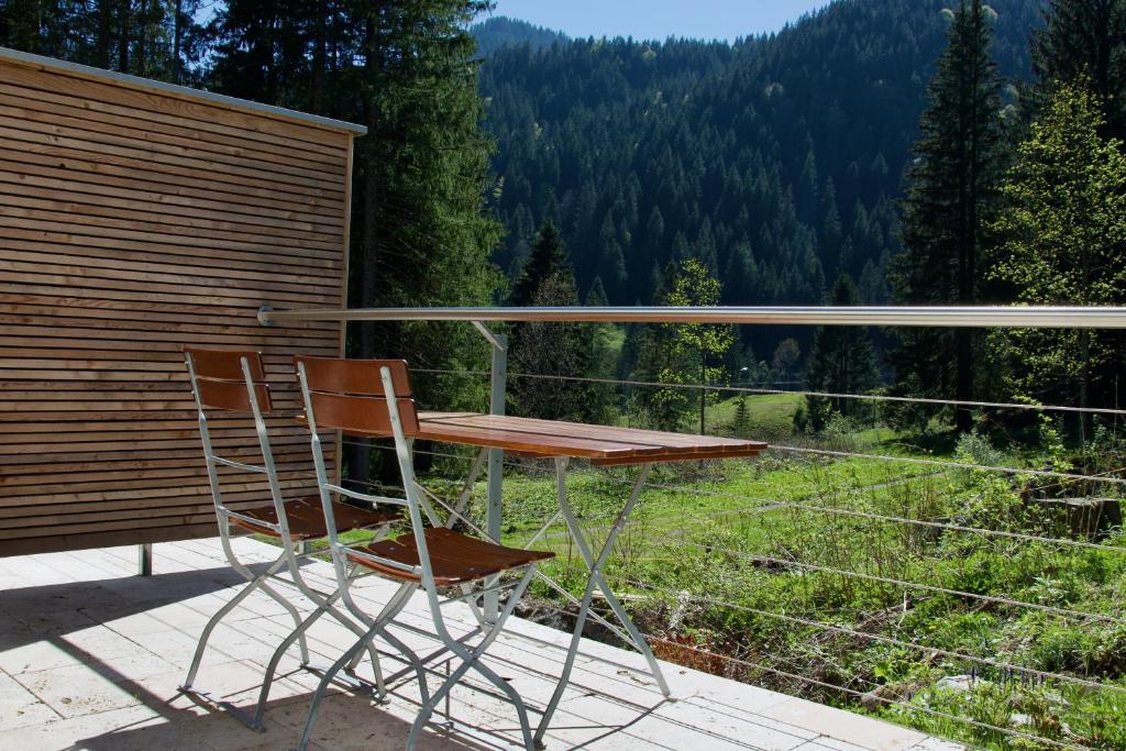 Gemütlicher Balkon mit Aussicht auf Berge, ideal für Urlaub in Schliersee-Spitzingsee.