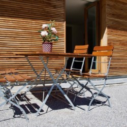 Gemütlicher Sitzbereich vor Ferienwohnung #7 in Holzbauweise am sonnigen Schliersee-Spitzingsee. Ideal für Urlaub.