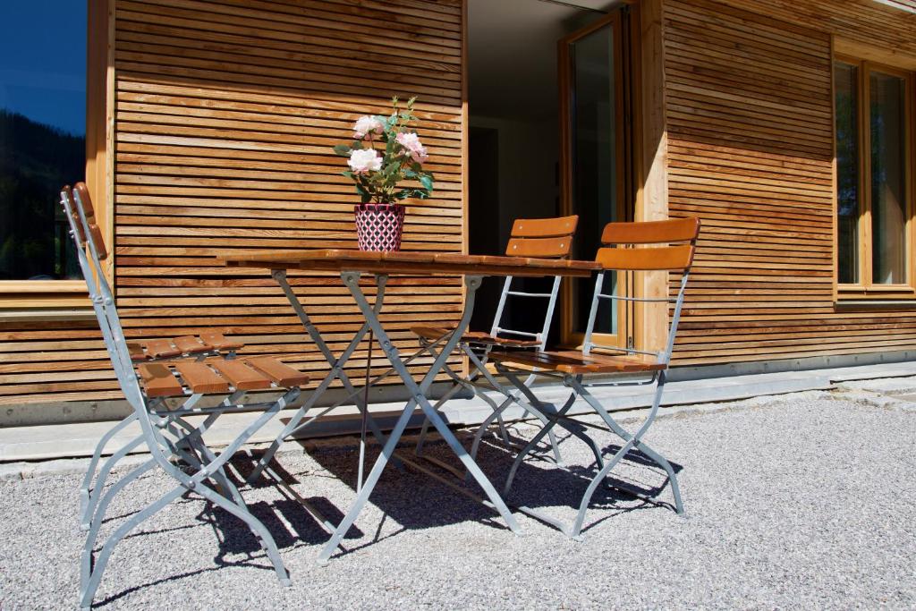 Gemütlicher Sitzbereich vor Ferienwohnung #7 in Holzbauweise am sonnigen Schliersee-Spitzingsee. Ideal für Urlaub.