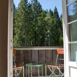 Gemütlicher Balkon mit Waldsicht in Ferienwohnung, ideal für Auszeit in Schliersee-Spitzingsee.